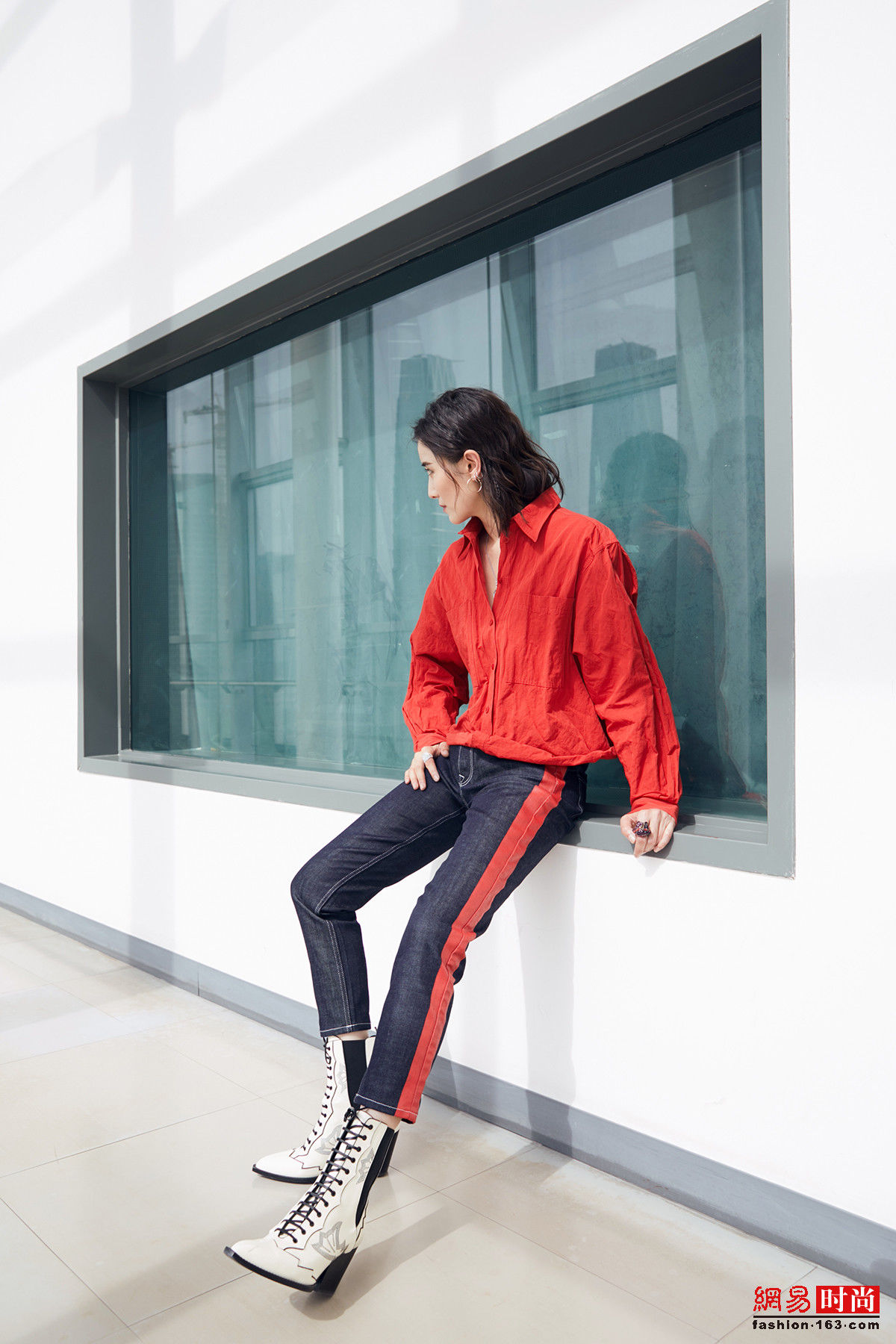 宋佳明明没穿热裤短裙露腿 却依旧撩人