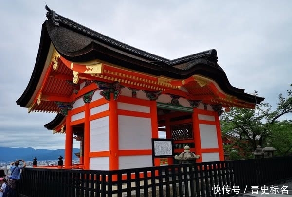 中国游客去日本参拜神社，在许愿墙写中文留言，国人纷纷拍手叫好