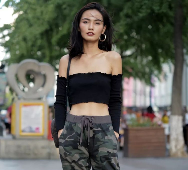 时尚街拍：美女迷人曲线尽现，给人小清新的感觉，优雅的身姿性感