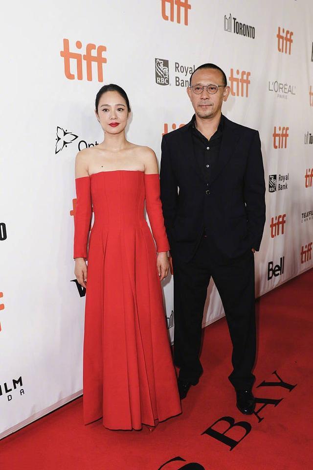 40岁周韵一身红气场全开，未修图被赞连皱纹都是韵味，姜文有眼光