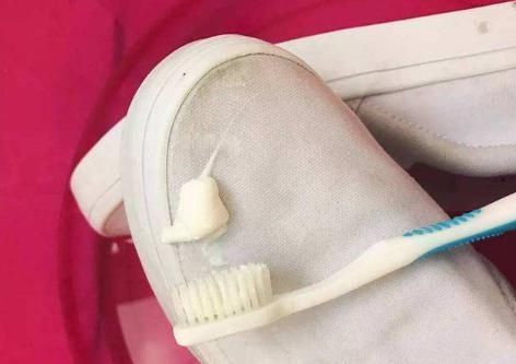  洗衣服■小白鞋变脏变黄怎么办？洗衣服不管用怎么办？4招教你解决！