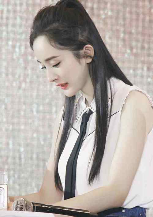 杨幂总算换高跟鞋，但要踮起脚尖走路，网友：大腿更完美