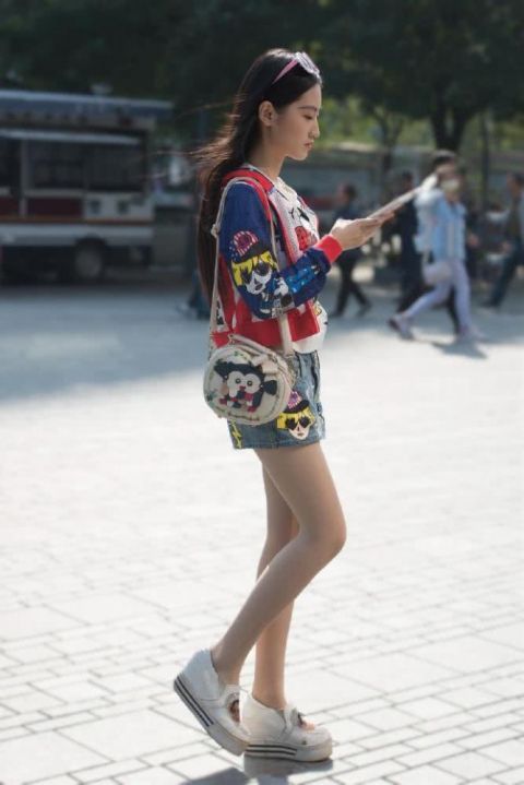  美女|街拍美女：不想气质输人，选择个性短裤穿搭，秀出你想要的美