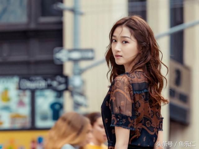 当关晓彤和迪丽热巴同穿印花连衣裙，老与嫩之间，就是那么明显!