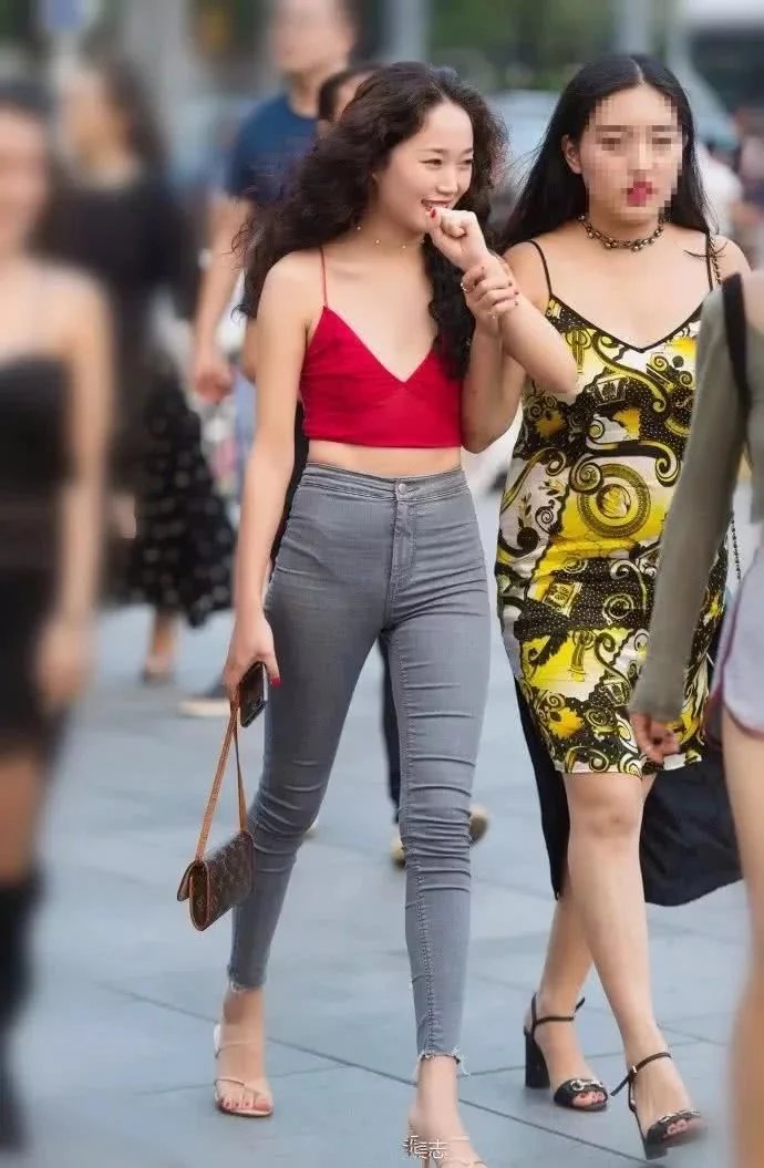 性感火辣的时尚小姐姐，牛仔裤穿的出神入化，网友：年纪轻轻就这