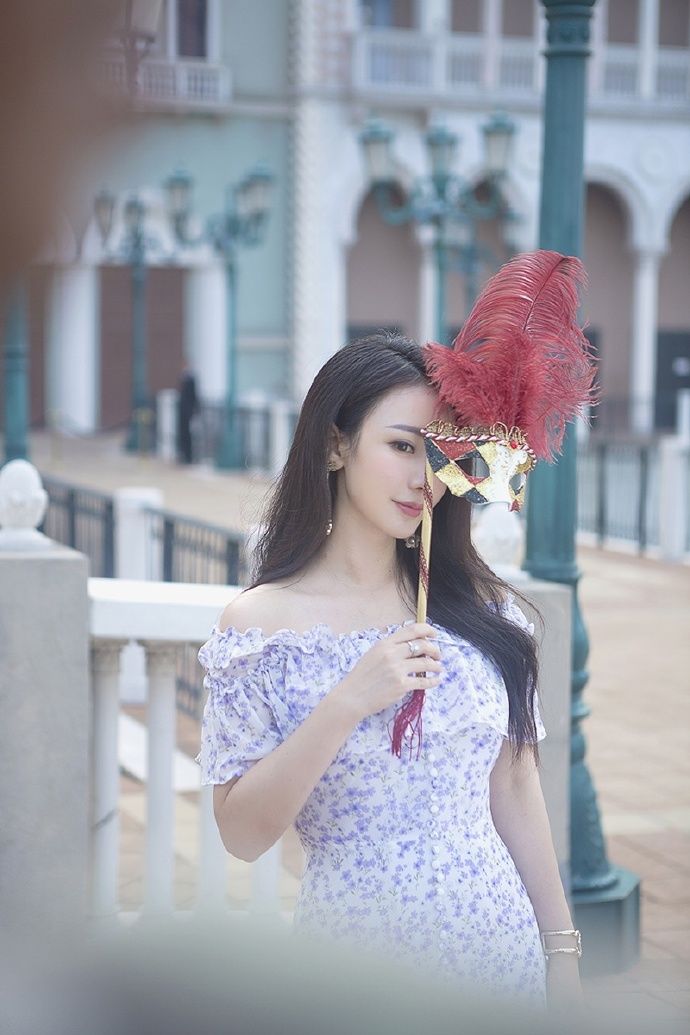 性感女神柳岩，紫色长裙温婉动人