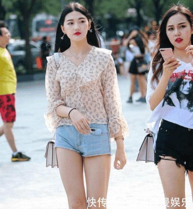 街拍, 美女穿紧身牛仔裤, 身姿优美, 长相耐看