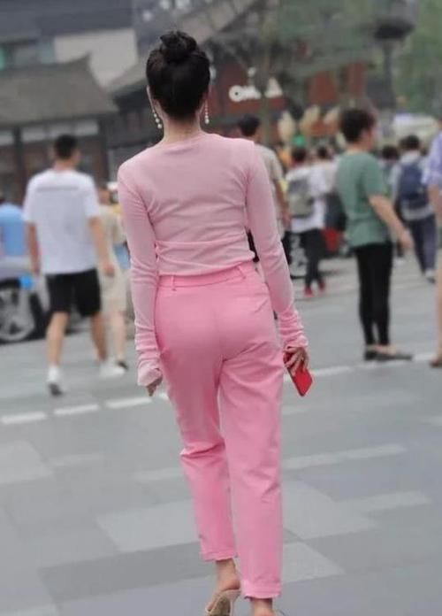  妩媚■潮范儿女神来了，街拍：芳菲妩媚的小姐姐，一件浅色连衣裙外搭黑色皮衣，魅力十足