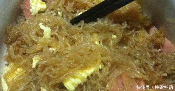 『成团』在炒粉丝时,粉丝不入味还成团那是因为你少了这1步