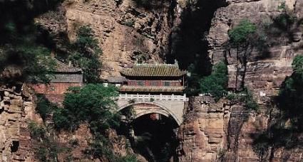 长在悬崖峭壁的寺庙，一不小心就容易粉身碎骨，游客却络绎不绝