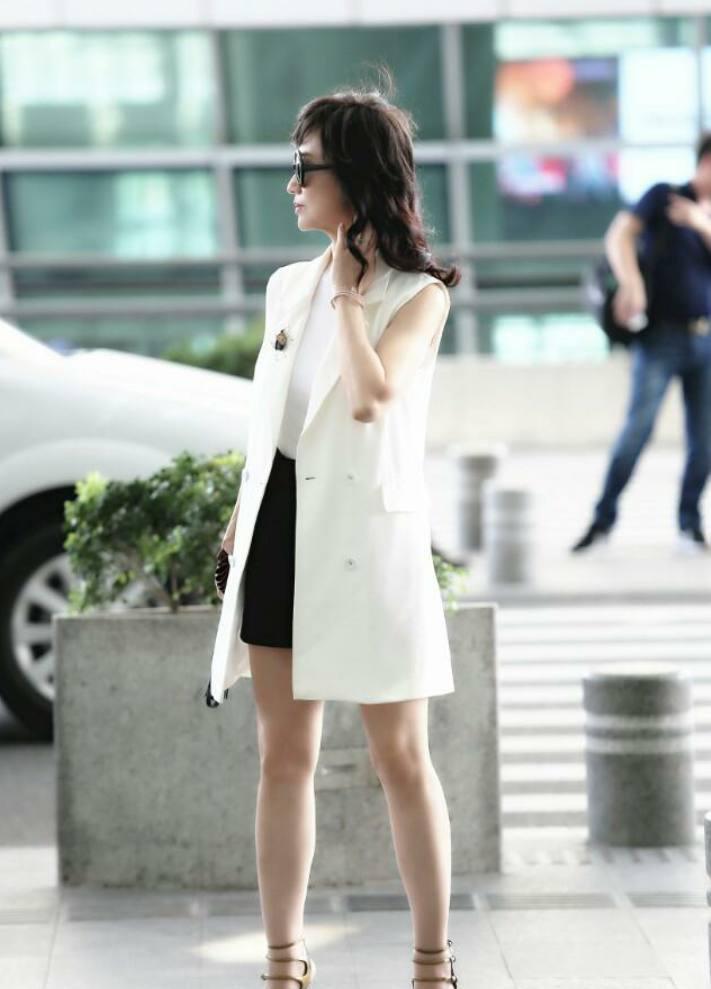 赵雅芝赶潮流玩下衣失踪，还踩10厘米细高跟出门，太拼了