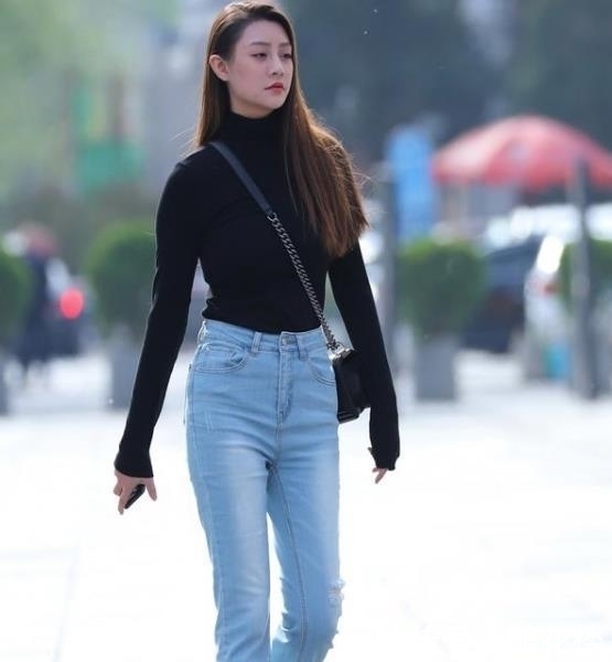 #风范#街拍皎若秋月的美女,一条灰色的连衣裙,时尚气质风范