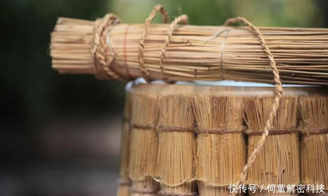 「花钱买」20捆稻草编个草墩子,放在家里当凳子坐,如今年轻人只能花钱买到