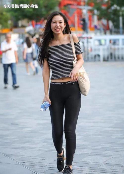 路人街拍：小姐姐身材高挑，穿着修身打底裤，性感十足！