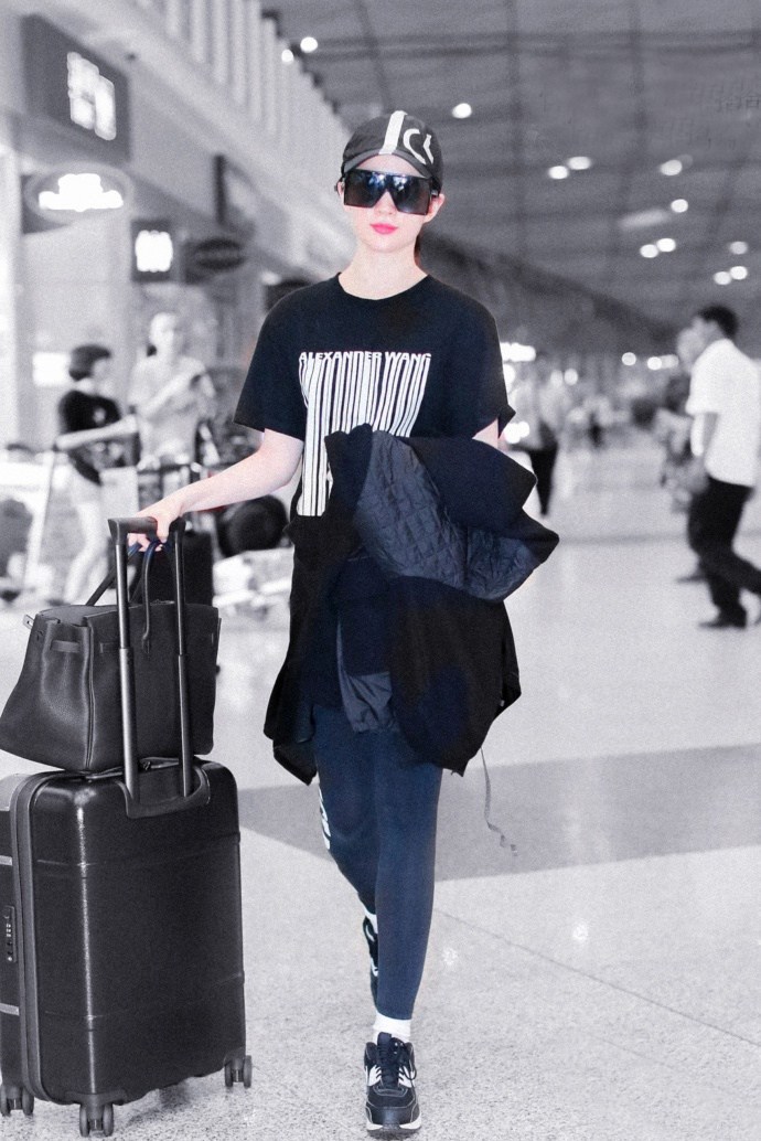 刘亦菲真的瘦了，下身穿健美裤就出门，未修图比精修图更显嫩