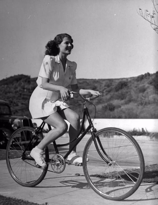 今天懒得想搭配，也能随随便便穿出两米腿!