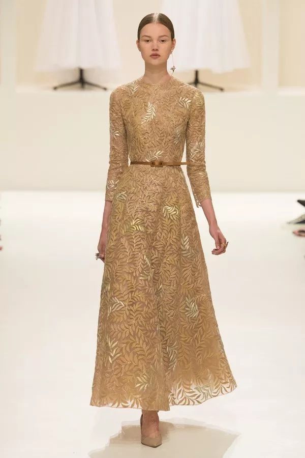 迪奥究竟有什么魔法让景甜如此着迷?