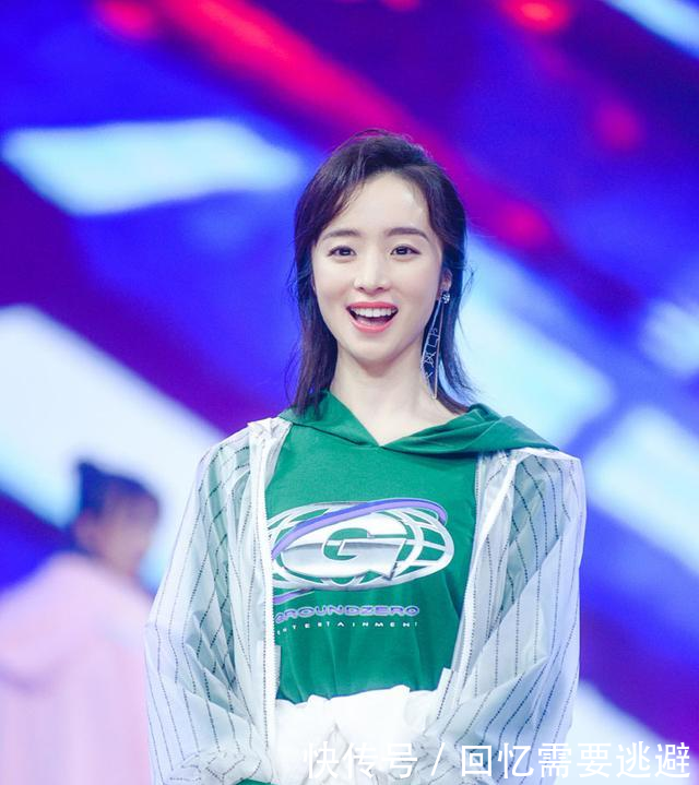 胡冰卿时尚气质甜美, 典雅大方, 自然灵动清新动人