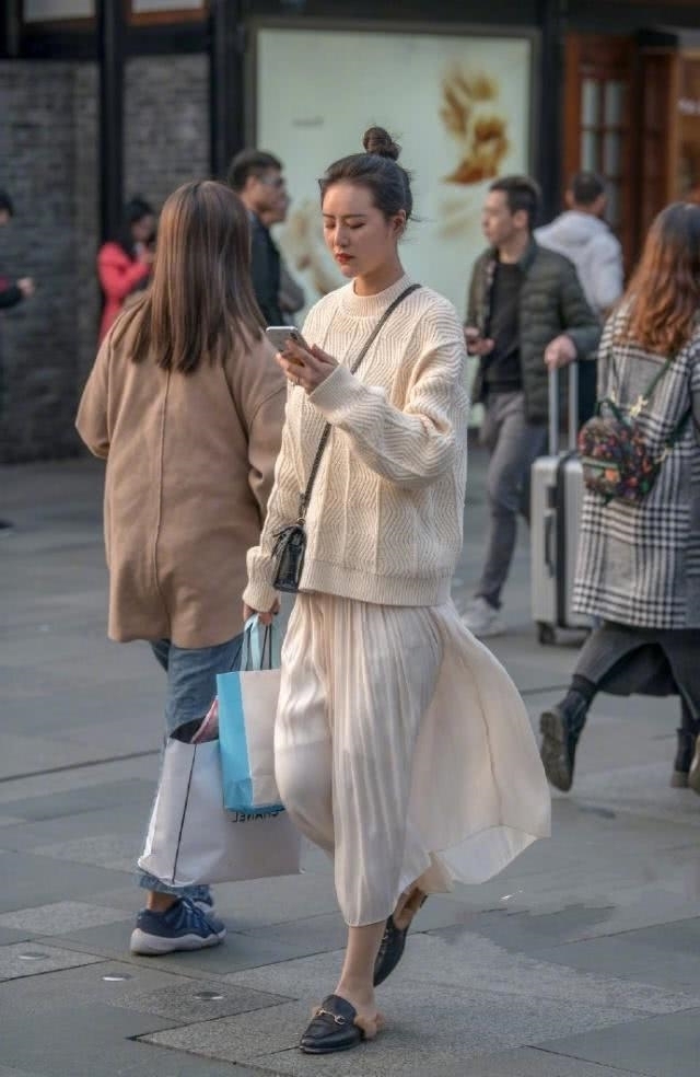  『身穿』路人街拍，小姐姐长发飘飘，身穿旗袍，显得特别青春