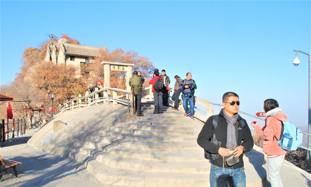 华山：中华十大名山排名第一，年门票收入3.5亿，有许多险关要隘