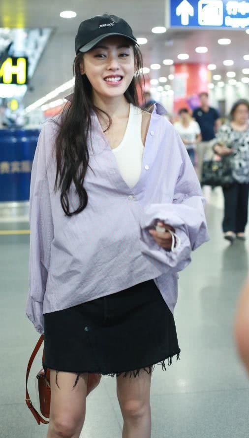 张天爱竟在小包外面裹一件“外套”, 莫不是装了什么宝贝？