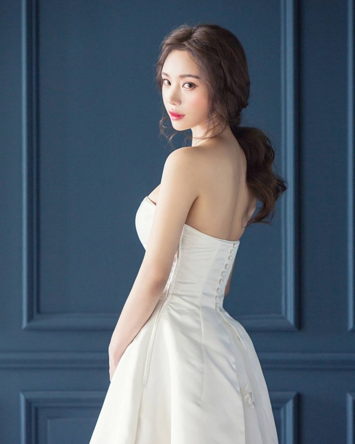 大气妩媚的精致美女，婀娜身姿衬托完美时尚感，邪魅眼神一眼万年