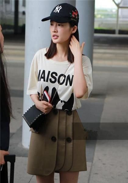 素颜也敢出镜！李沁雀斑黑眼圈暴露无遗，网友：晚上在干啥？