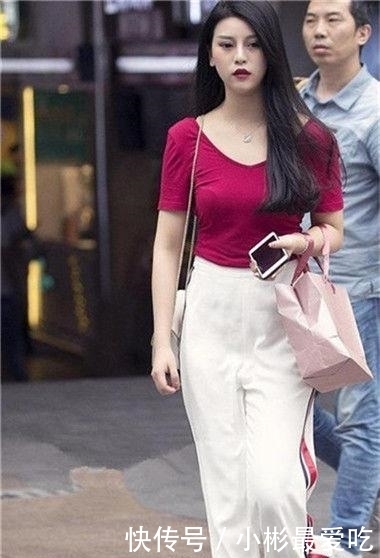 性感|时尚街拍:紧致身材的小姐姐,性感而不失甜美