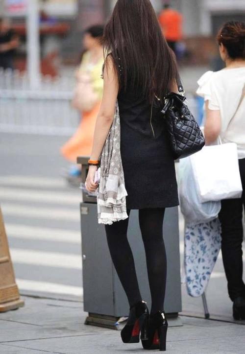 街拍：小姐姐黑色连衣包臀裙配黑丝袜小高跟，成熟性感迷人！