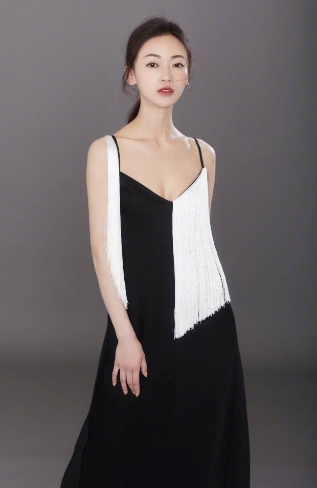 吴谨言穿抹胸连衣裤大显女人味，没想到88斤也有这么好的身材!