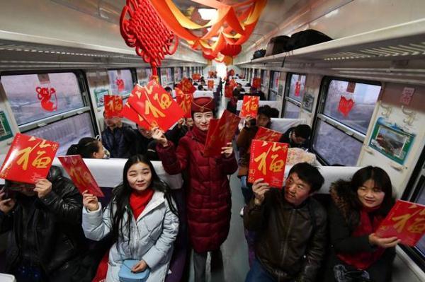 “慢火车”上年味浓