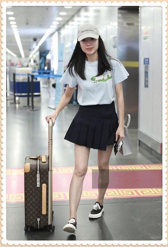 董洁真会装!38岁学21岁徐娇穿百褶裙,网友:再不疯狂就老了!