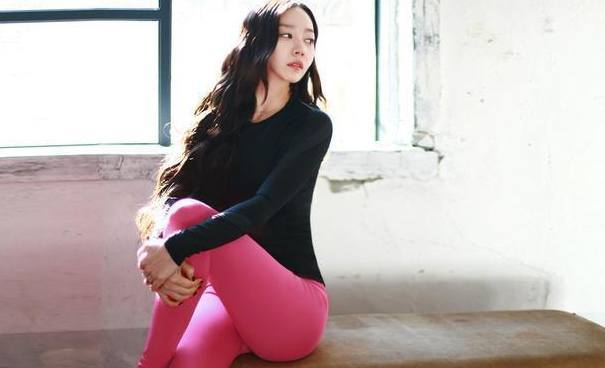 妩媚优雅的打底裤美女，张扬时尚女人味，潮流感十足！