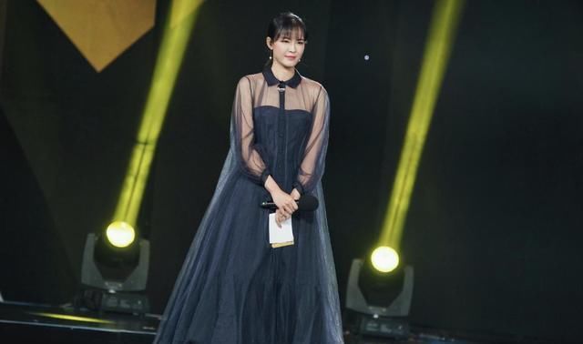  [连衣裙的时]李艾当妈后气质更甜美，薄纱露肩连衣裙亮相，编发发型时尚洋气