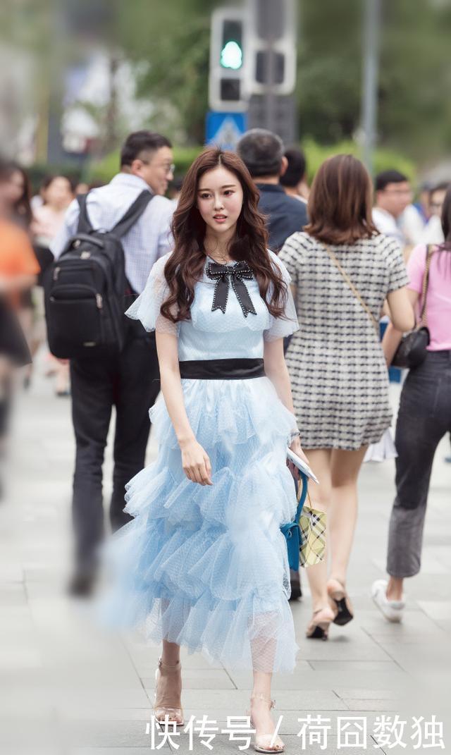 #喜欢#路人街拍:连衣裙撩起仙女范,这样的夏季搭配你喜欢吗?