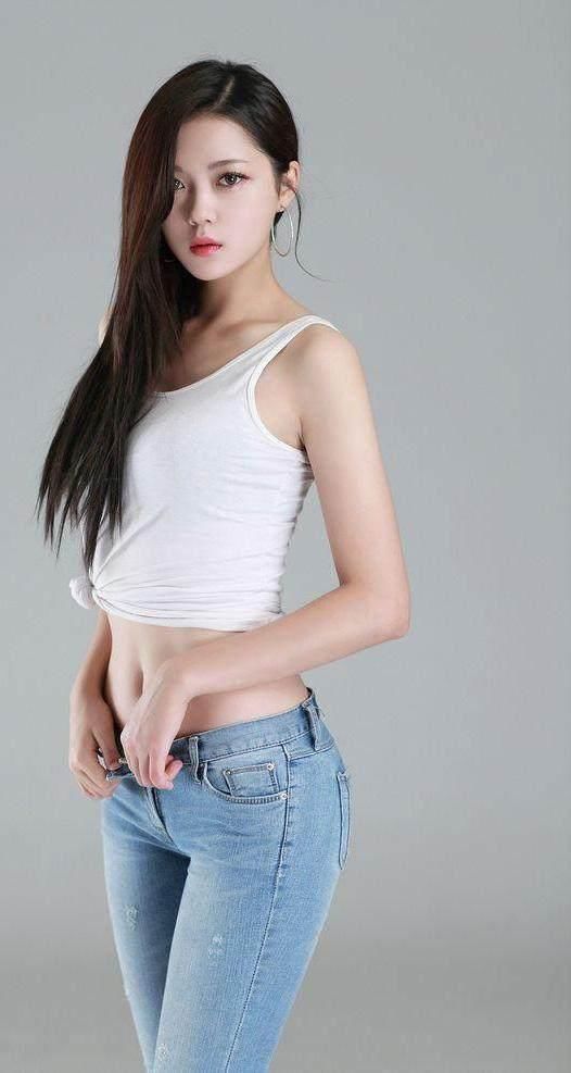 成熟优雅的紧身牛仔裤小姐姐，穿衣搭配显得十分有气质