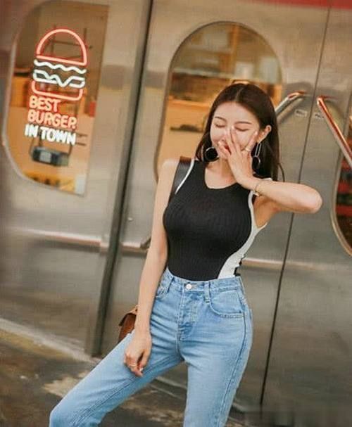 模特穿黑白上衣配长牛仔裤休闲舒适，万能长短搭秀小纤腰