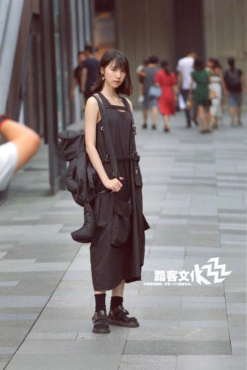 街拍：小姐姐的抹胸长裙，穿着婀娜多姿，尽显女性成熟美