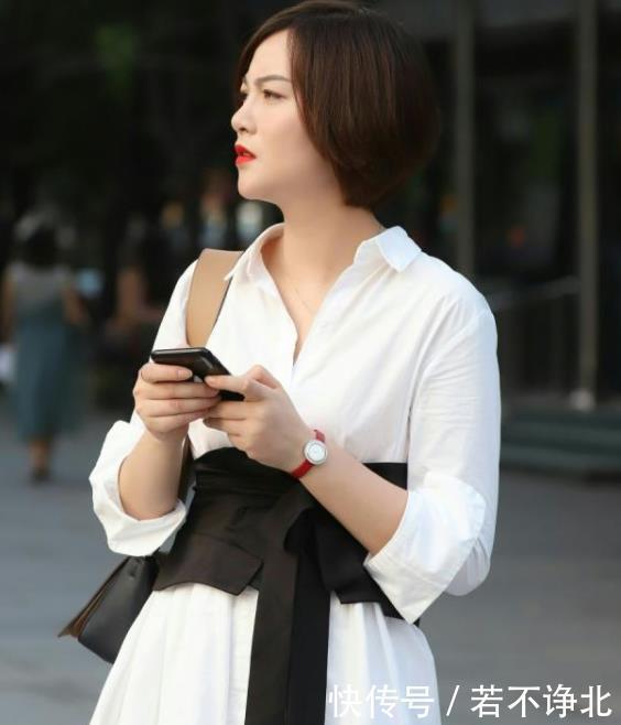 『美女』街拍:国色天香的美女,一件白色一字肩配牛仔短裙,时尚唯美气质