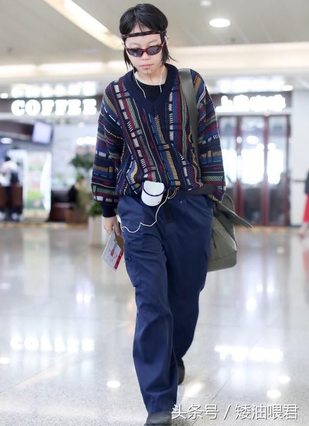 窦靖童不仅绑茶缸，“邮差包”平底大头鞋，一秒土回80年代！