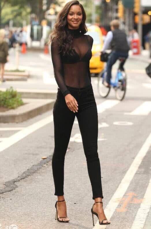 太敢穿！维密超模莱斯 里贝罗穿黑色全透视装街拍，让人血脉膨胀