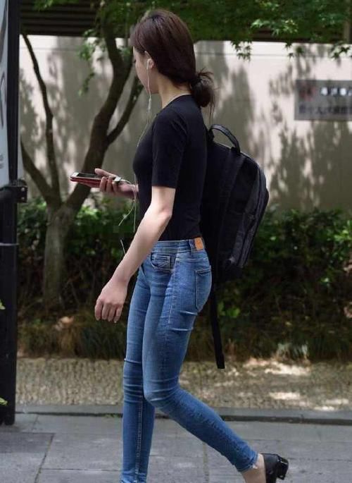  苗条身材|街拍：紧身牛仔裤小姐姐，时尚穿搭，兼顾保暖还能保持苗条身材