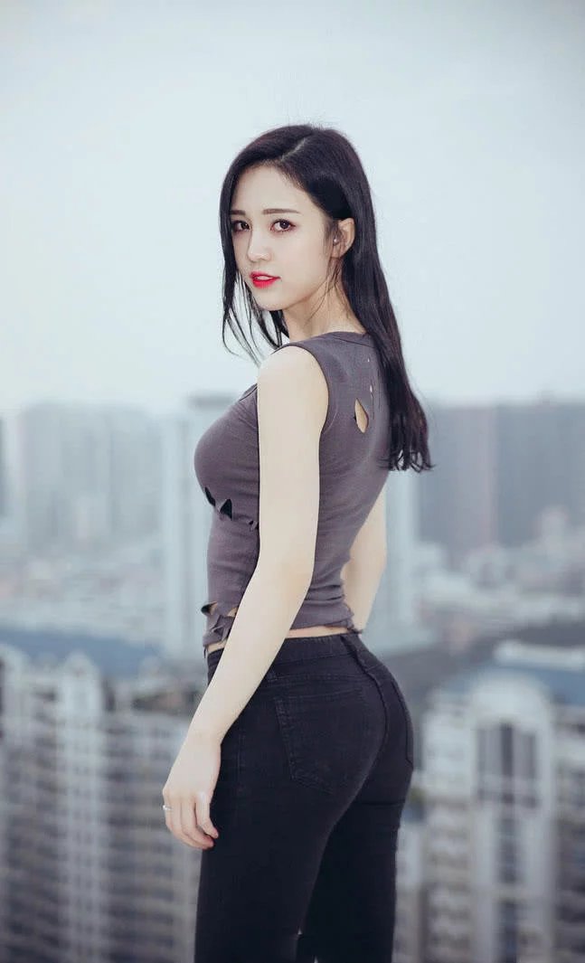 你们最爱的紧身牛仔裤小姐姐，娇美玲珑的身材圆润紧翘，美腰纤细