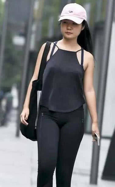 婴儿肥小姐姐运动紧身裤勾勒丰腴线条,一张娃娃脸显得肥而不腻