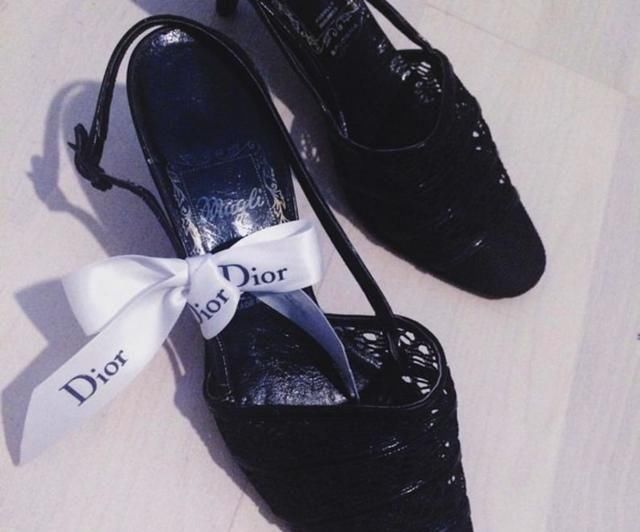 少女■不可以扔!Chanel、Dior 包裝彩带除开绑头发外,可以那样用