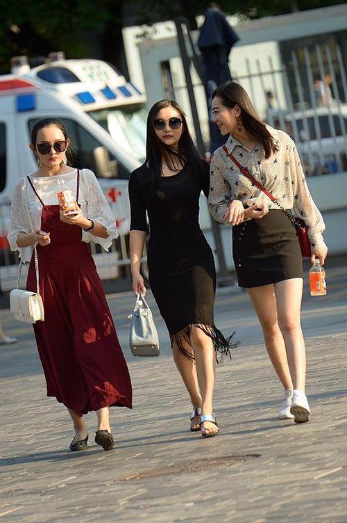 街拍，高颜值小姐姐穿小吊带搭配牛仔热裤，清纯又性感，十分耐看