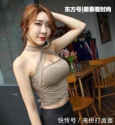 个性@时尚达人:个性独特的紧身牛仔裤小姐姐,充满自信的魅力!