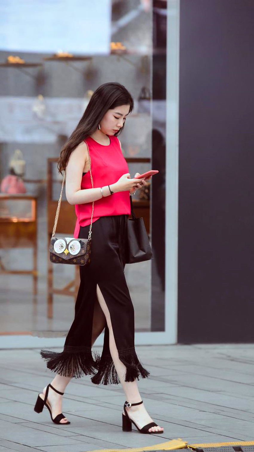 皮肤白皙的抹胸装小姐姐瞬间拥有女神范儿，显得优雅迷人！