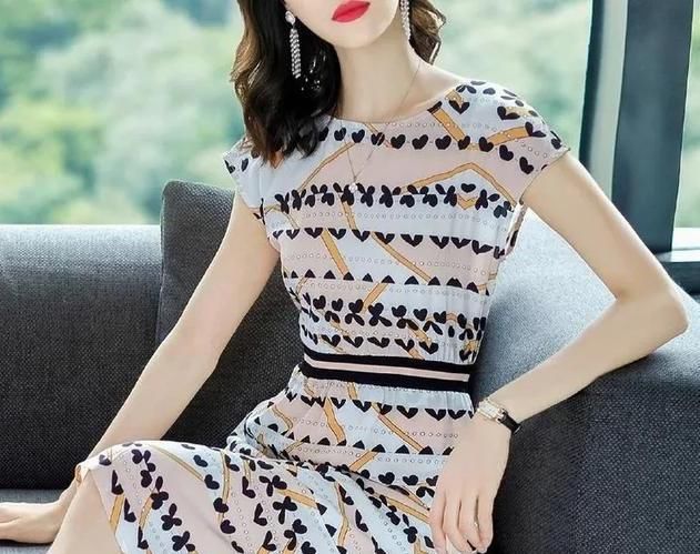  「瞧瞧」中年女人千万别乱买,瞧瞧今年流行的连衣裙,6070后女人穿巨美