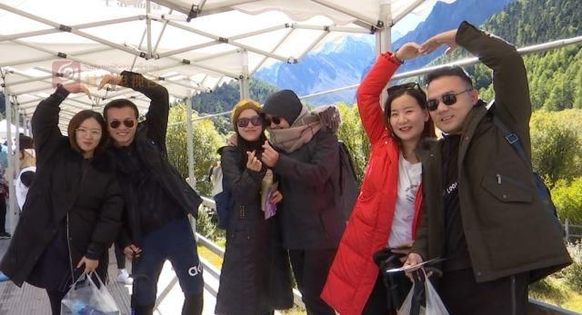 稻城亚丁景区迎来首个小高峰!日接待游客超15000